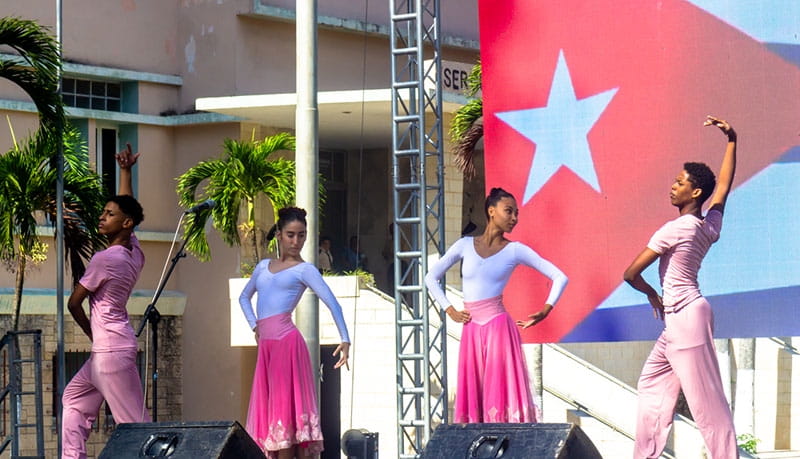 Estudiantes de escuelas de danza obsequiaron su arte a los caravanistas.