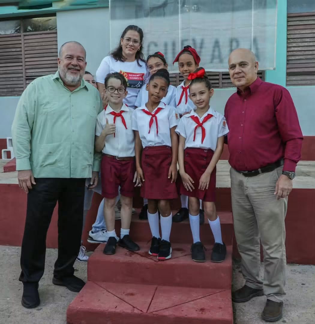 Niños y dirigentes cubanos
