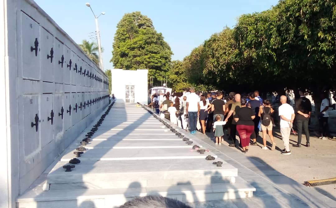 Ofrendas florales a víctimas 