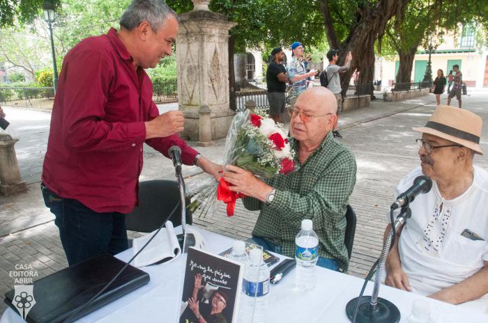 Presenta Barnet en La Habana libro Yo soy la página que escribo