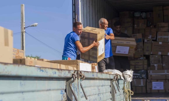 Foto: Resumen Latinoamericano-Cuba. En La Habana, donativo de organización solidaria de Cataluña
