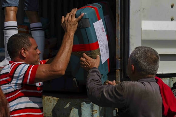 Foto: Resumen Latinoamericano-Cuba. En La Habana, donativo de organización solidaria de Cataluña